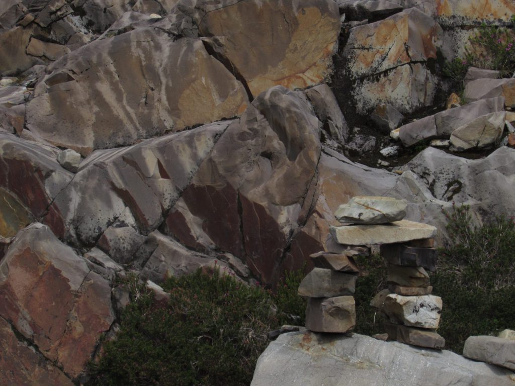 cairn marking the scramble route for del campo